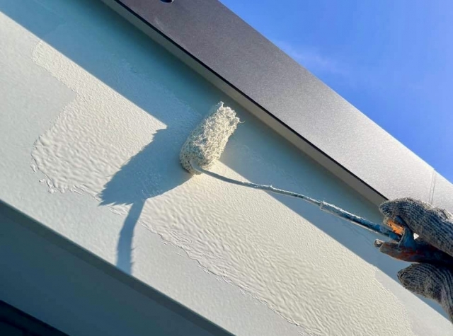 外壁塗装をしている作業員の手元