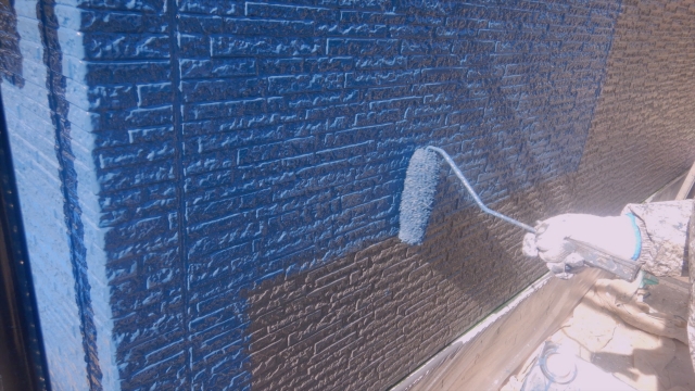 青い塗料で塗装されている外壁