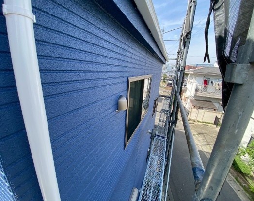 青い塗料で塗装された外壁