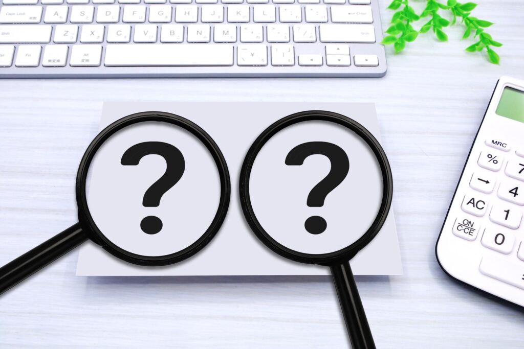 虫眼鏡で見極めているイメージ