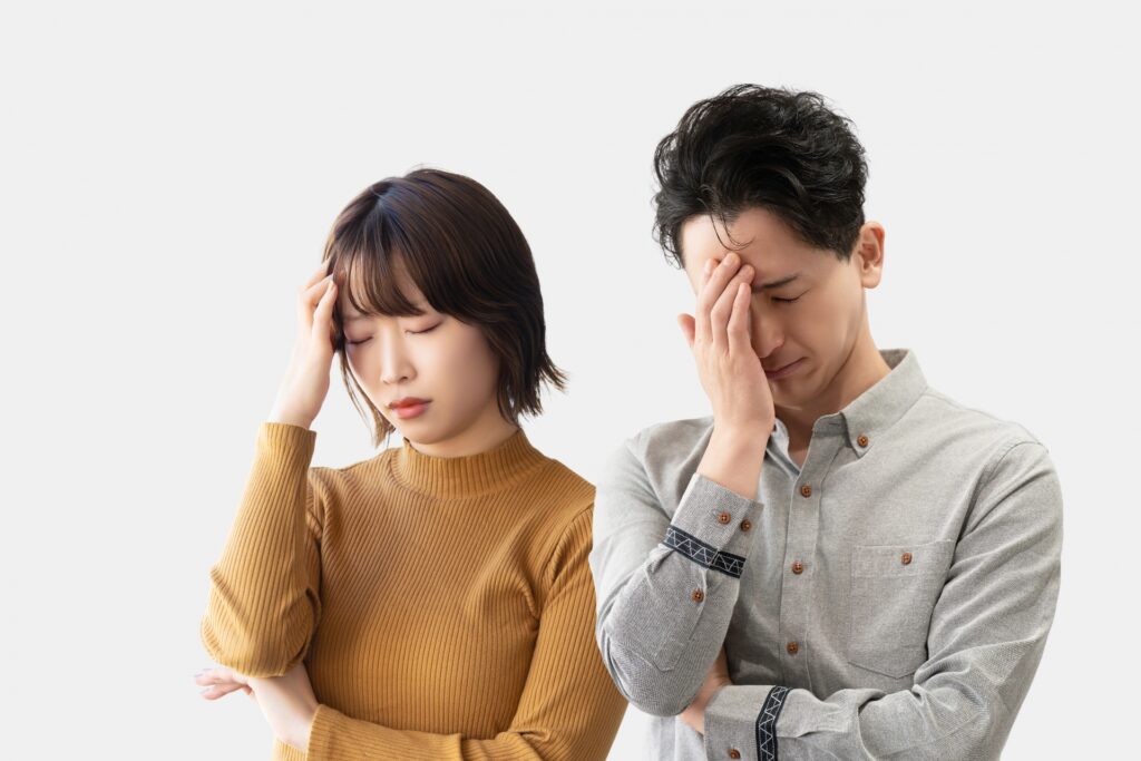 トラブルで頭を抱えている男性と女性