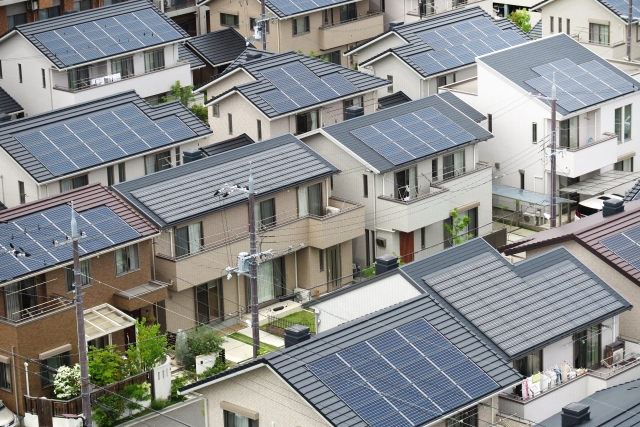 太陽光パネルが設置された戸建て