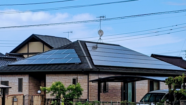 太陽光パネルが設置された戸建て