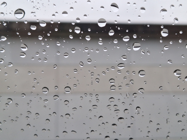 窓の雨粒