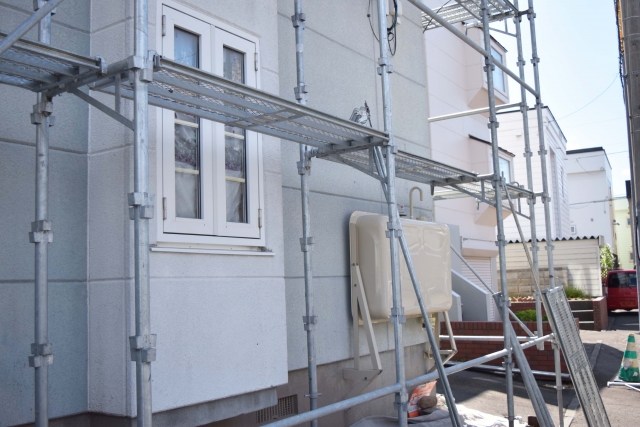 足場を組んだ戸建て