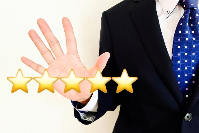 5星とスーツ姿の男性