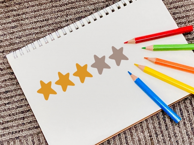 口コミのイメージ　星5つと色鉛筆