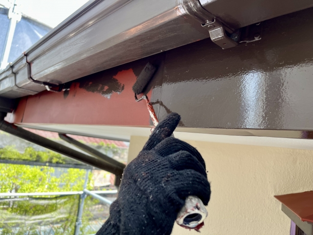 茶色い塗装をする手