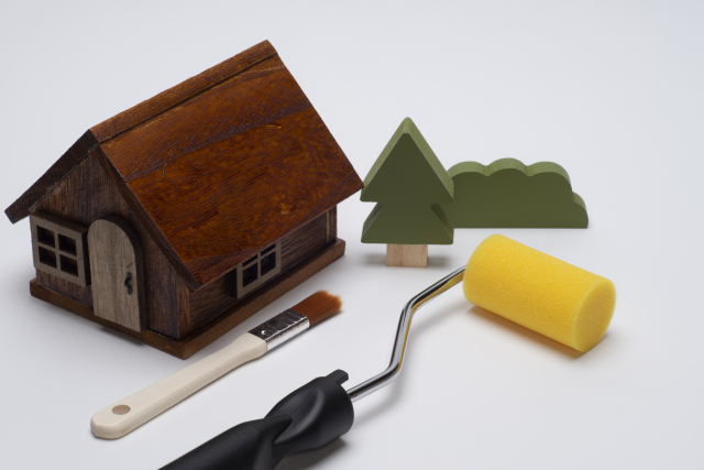 リフォームのイメージ
家の模型とペンキローラー