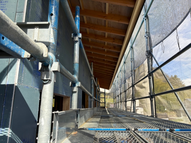 足場を組んだ戸建て