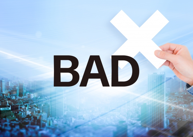 BADの文字列と✕を持つ手