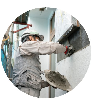 外壁塗装をする職人