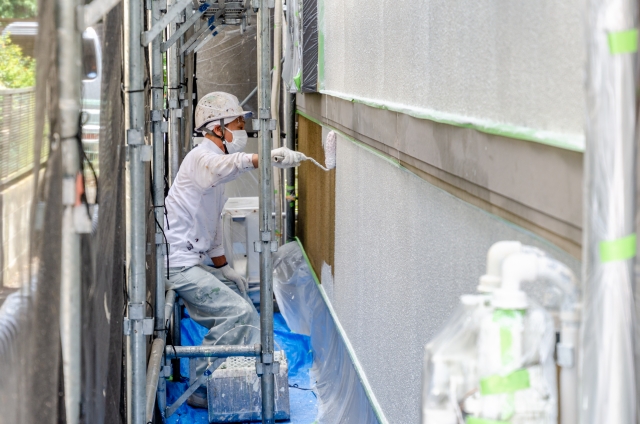 外壁塗装をしている作業員